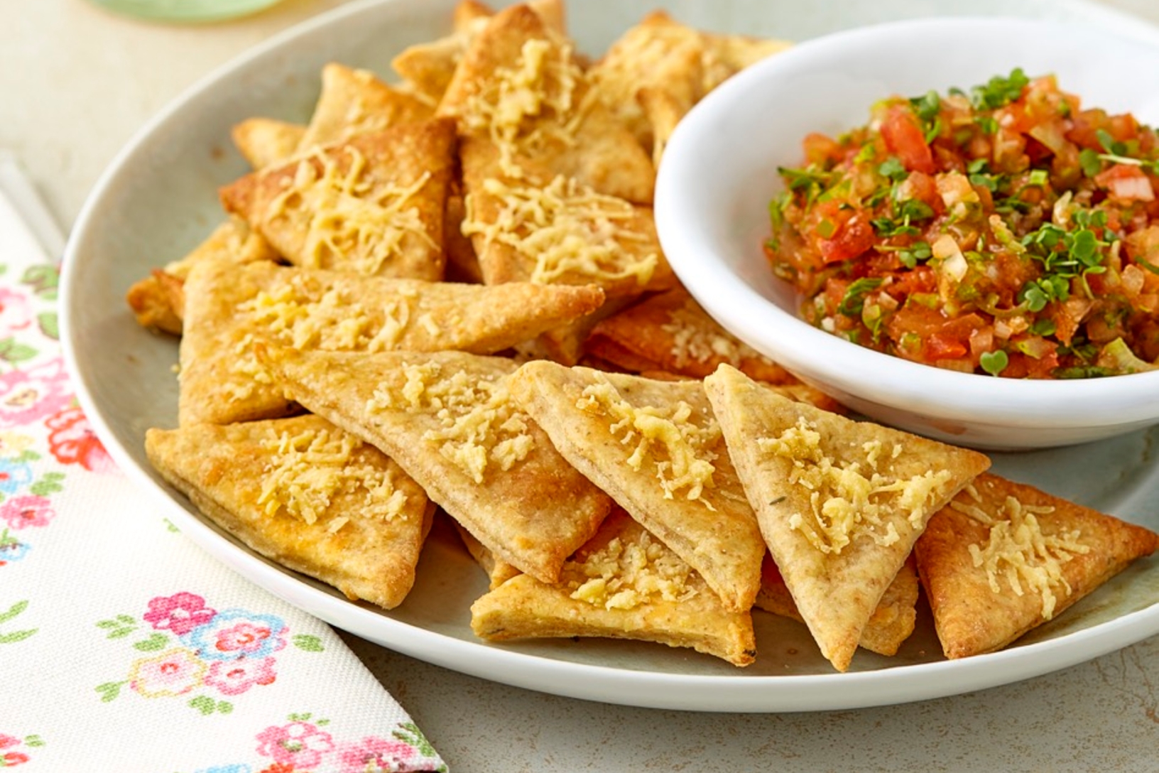 بسكويت مالح بالأجبان الثلاثة و الأوريغانو